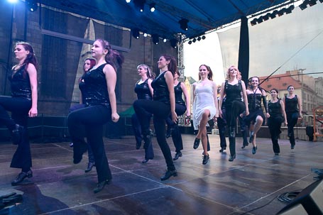 INIS - taneční vystoupení na historickém víkendu 2013